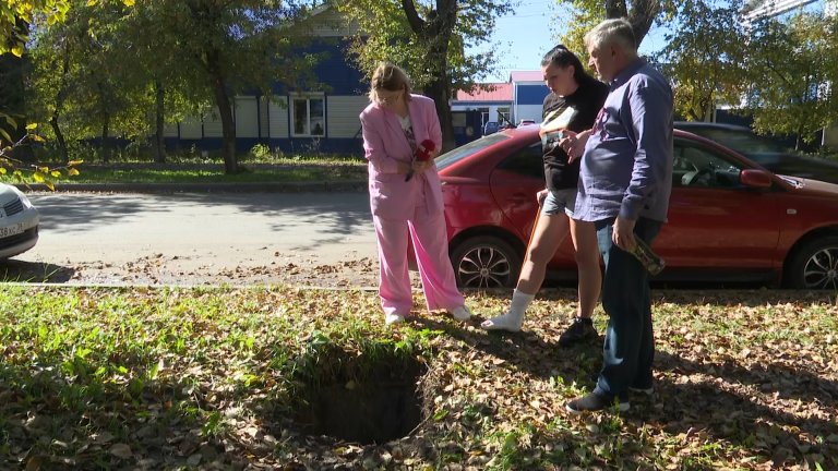 Иркутянка сломала ногу при падении в открытый колодец